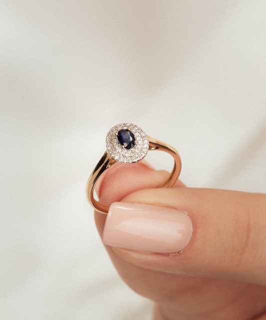 Yellow gold ring with sapphires and diamonds