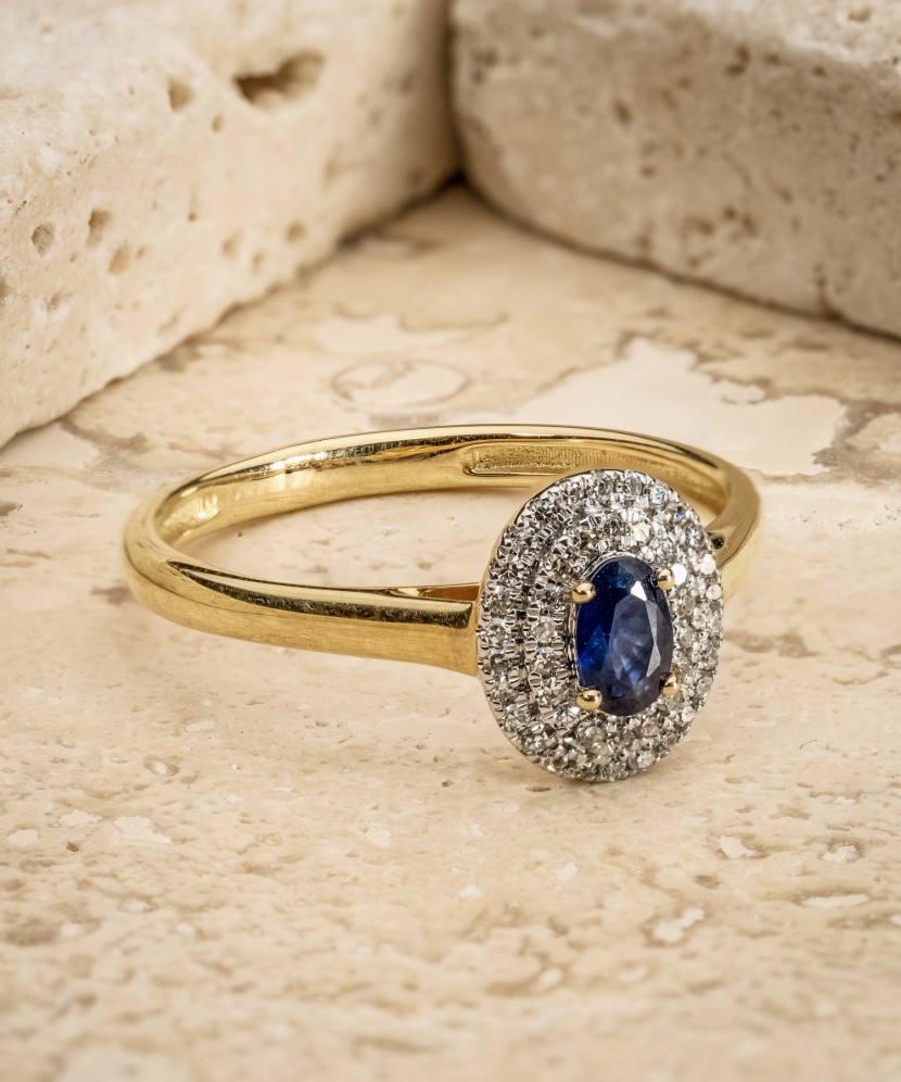 Yellow gold ring with sapphires and diamonds