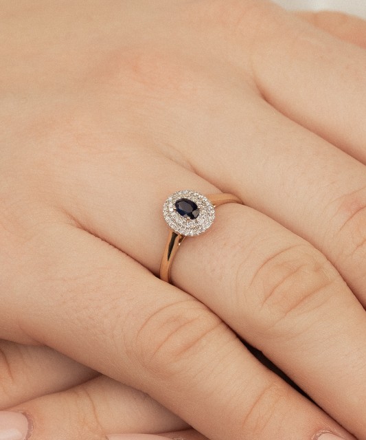 Yellow gold ring with sapphires and diamonds