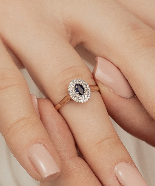 Yellow gold ring with sapphires and diamonds