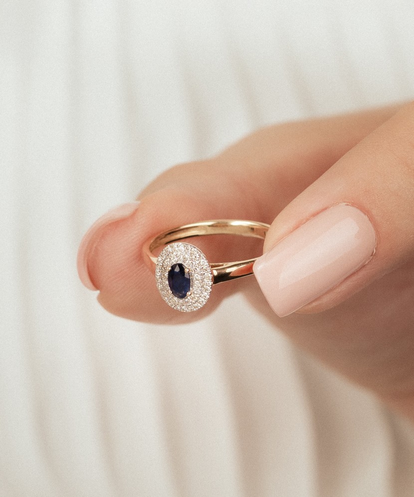 Yellow gold ring with sapphires and diamonds