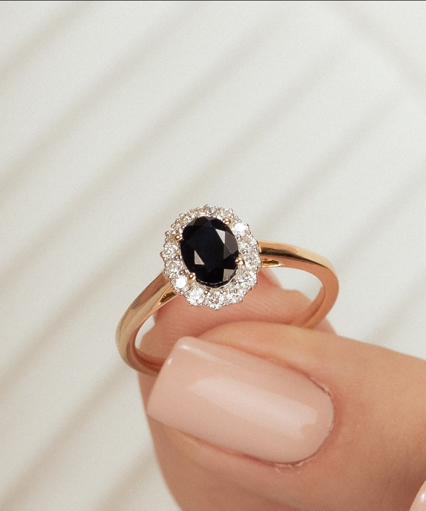 Yellow gold ring with sapphires and diamonds