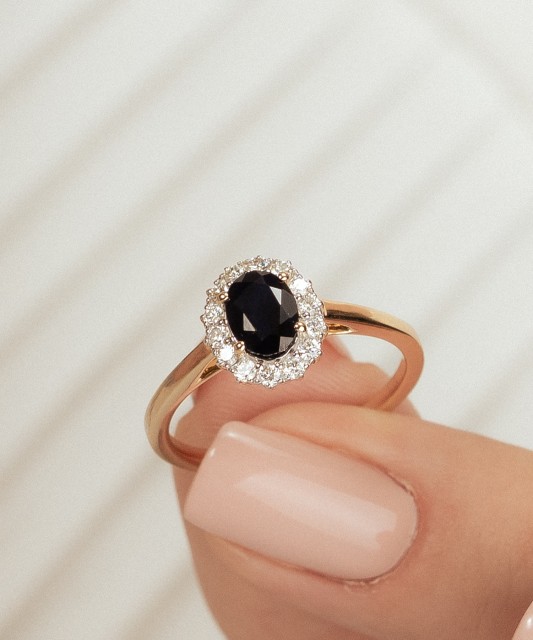 Yellow gold ring with sapphires and diamonds