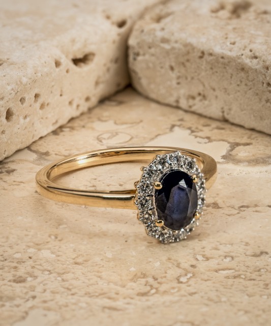 Yellow gold ring with sapphires and diamonds
