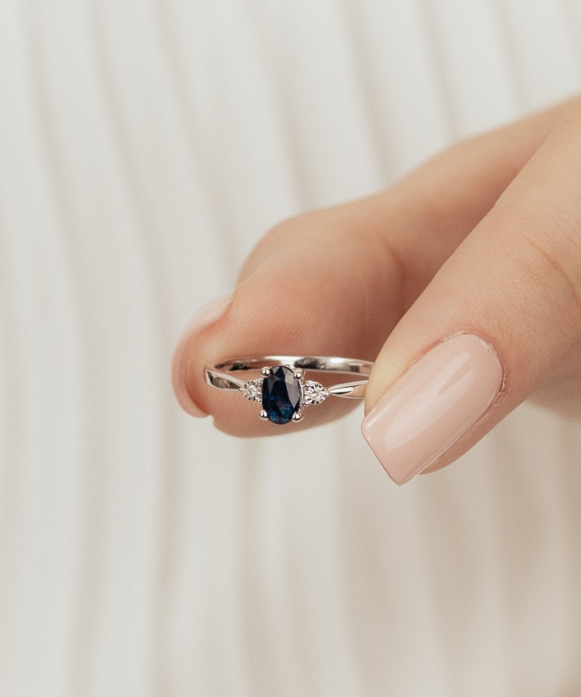White gold ring with sapphire and diamonds