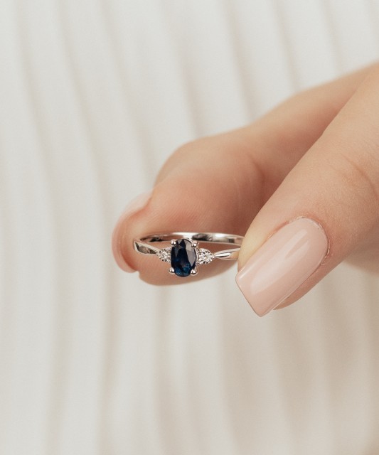 White gold ring with sapphire and diamonds