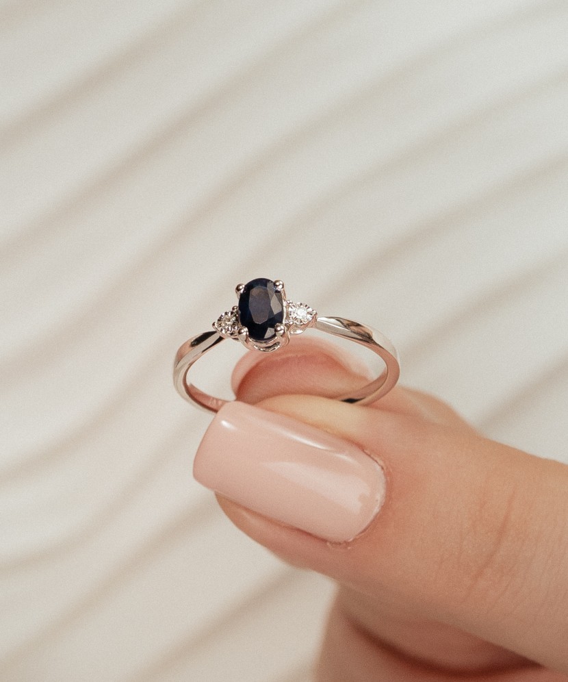 White gold ring with sapphire and diamonds