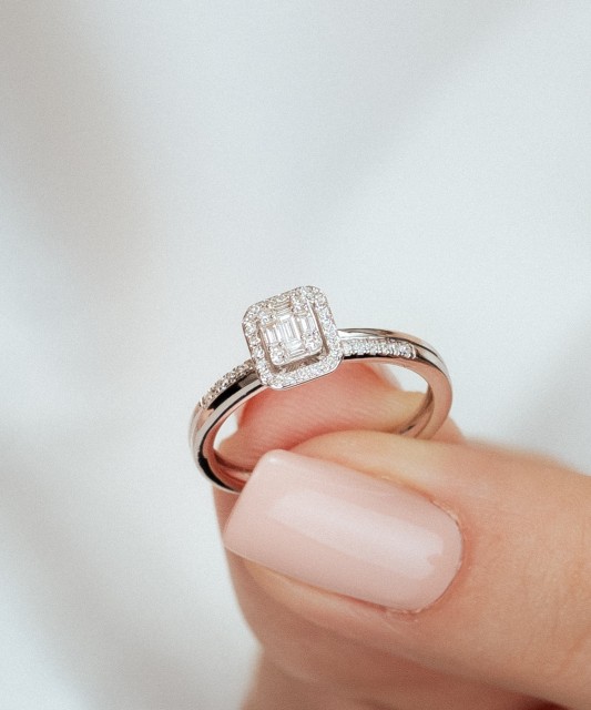 Кольцо из белого золота с бриллиантами