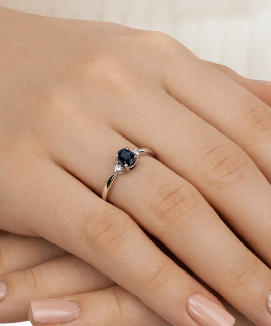 White gold ring with sapphire and diamonds