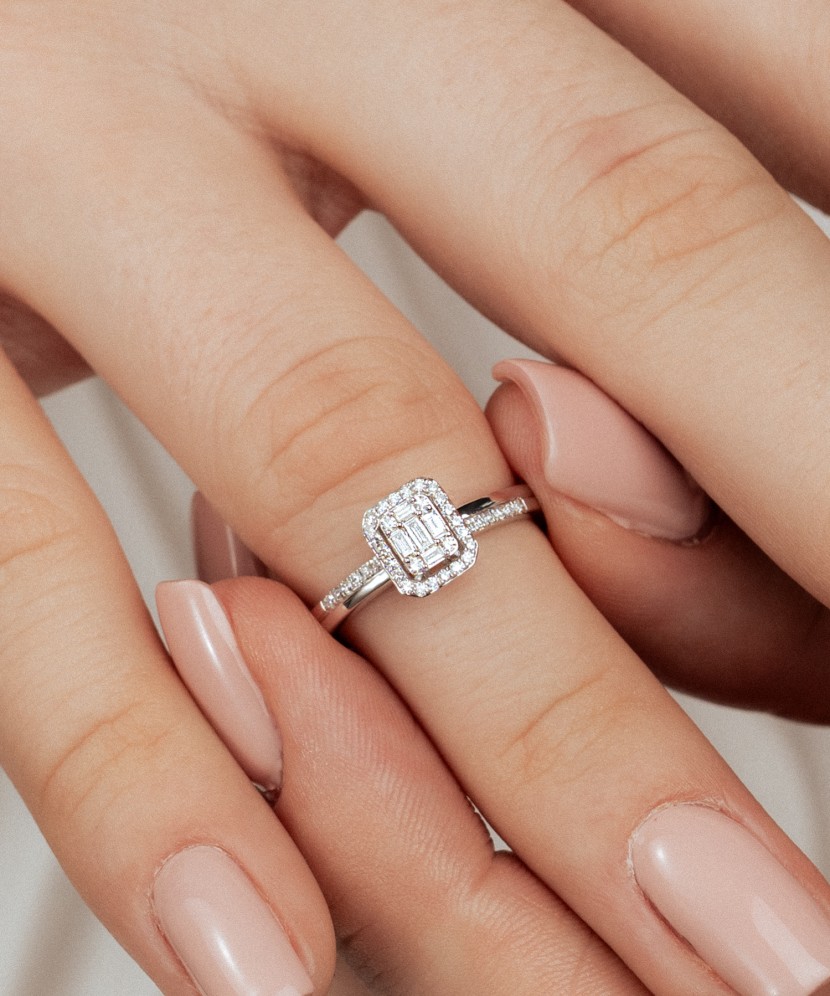 Кольцо из белого золота с бриллиантами