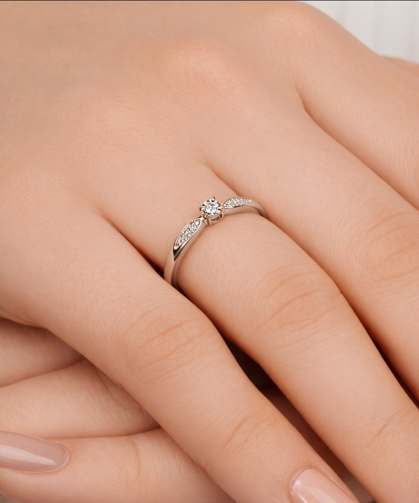 White gold ring with diamonds 0,08ct