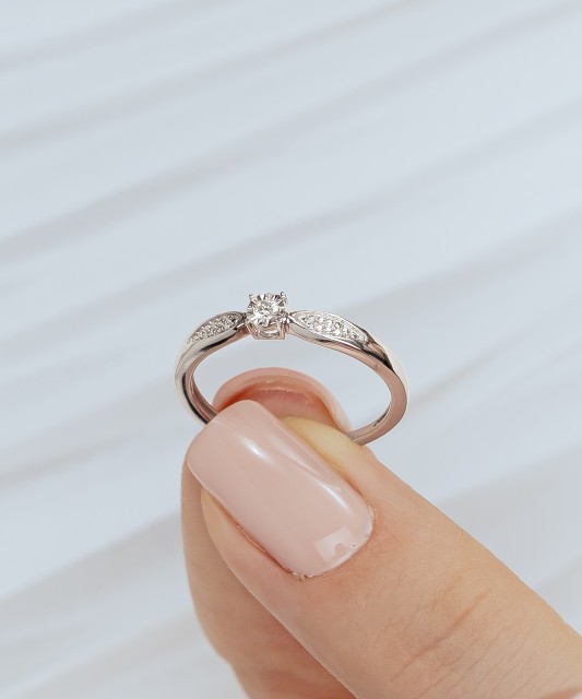 White gold ring with diamonds 0,04ct