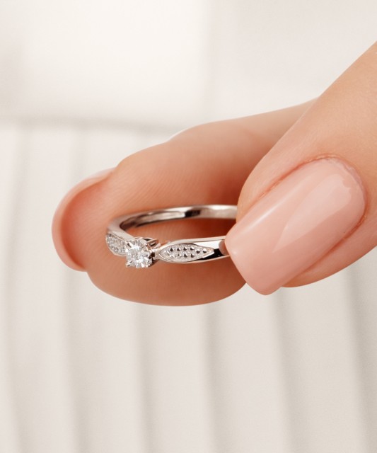 White gold ring with diamonds 0,04ct