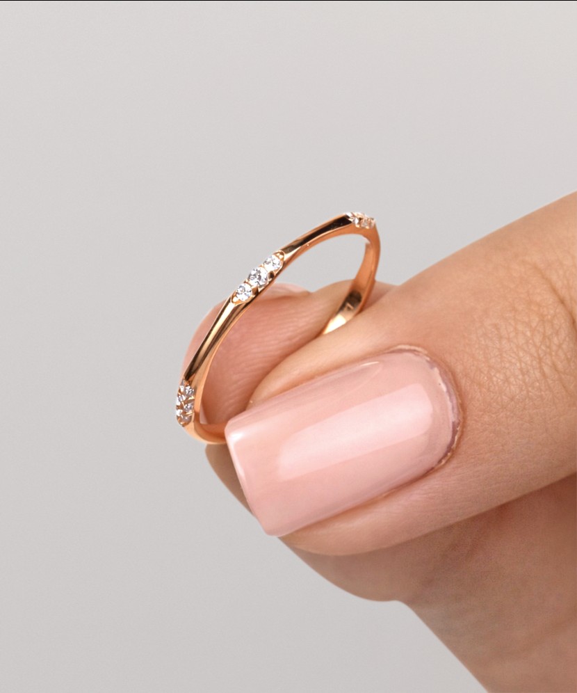 Gold ring with zircons