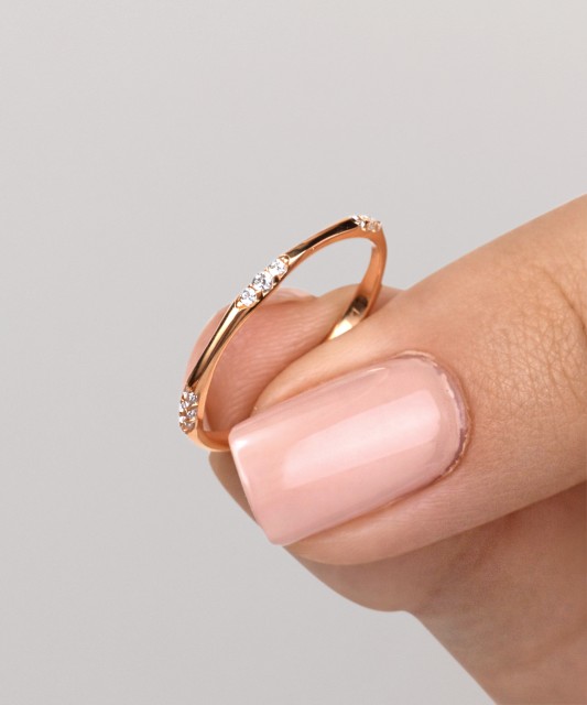 Gold ring with zircons