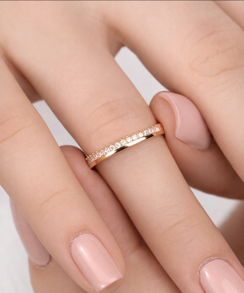 Gold ring with zircons