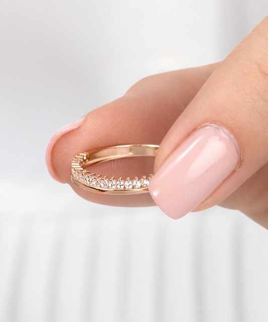 Gold ring with zircons