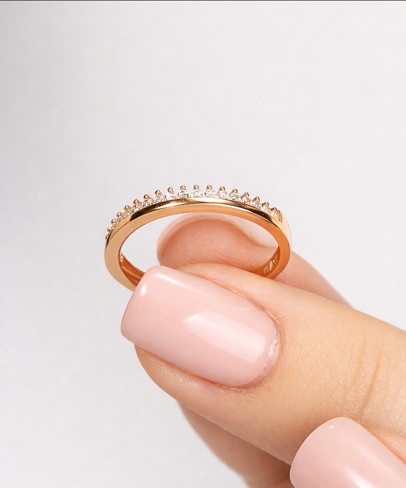 Gold ring with zircons