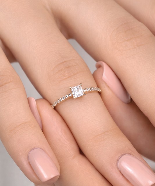 Gold ring with zircons