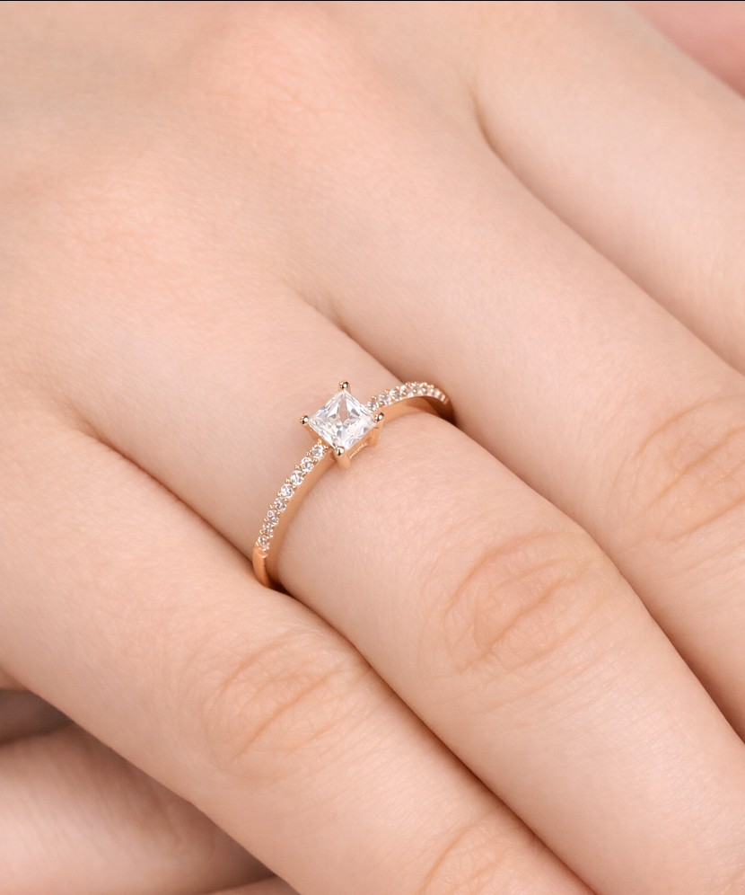 Золотое кольцо с цирконами