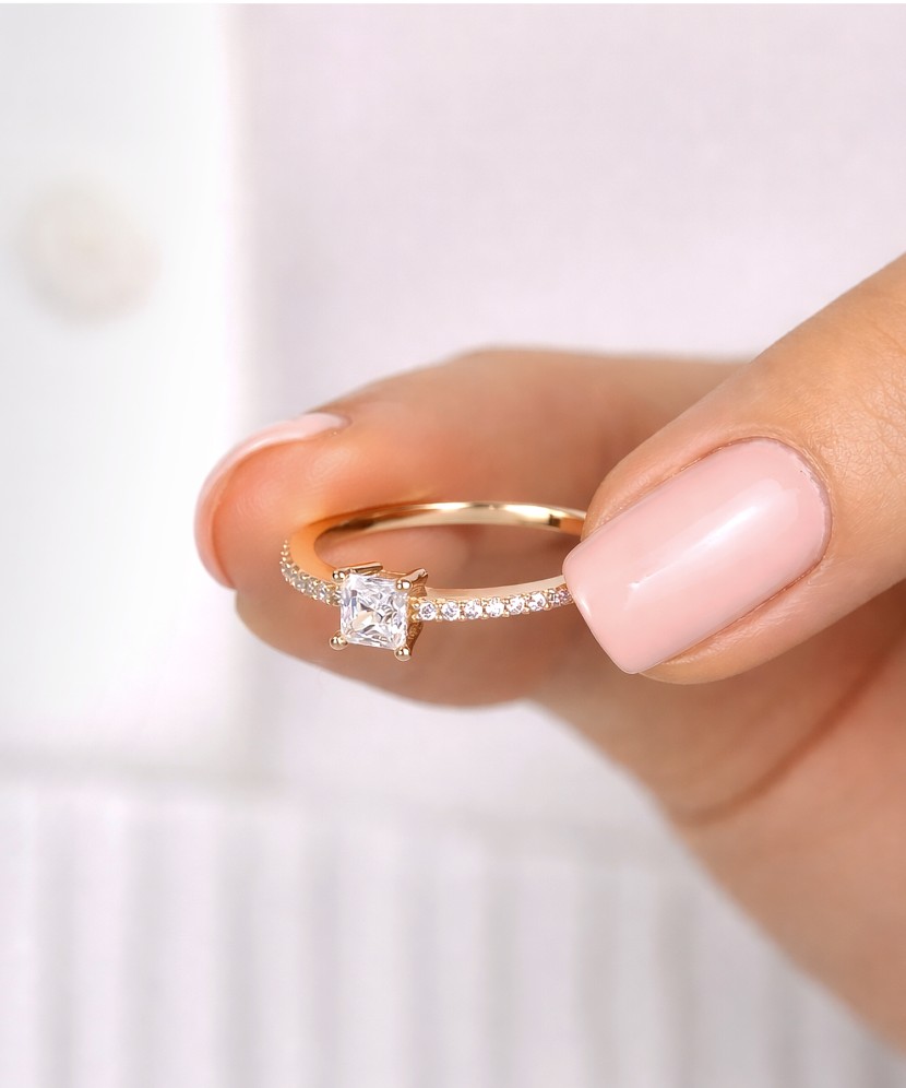 Gold ring with zircons