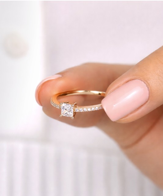 Gold ring with zircons