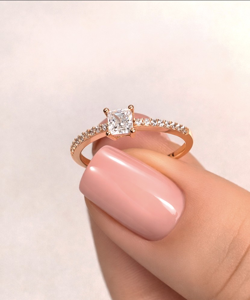 Gold ring with zircons