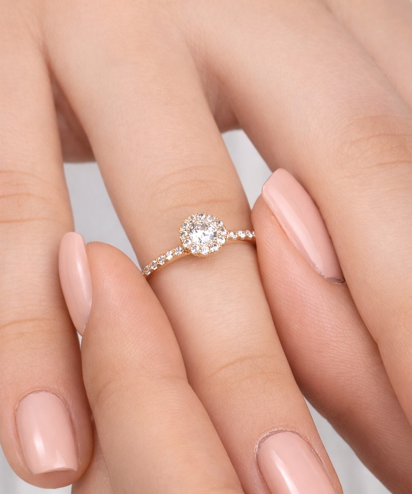 Gold ring with zircons