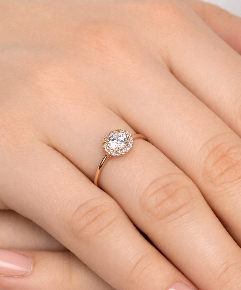 Gold ring with zircons