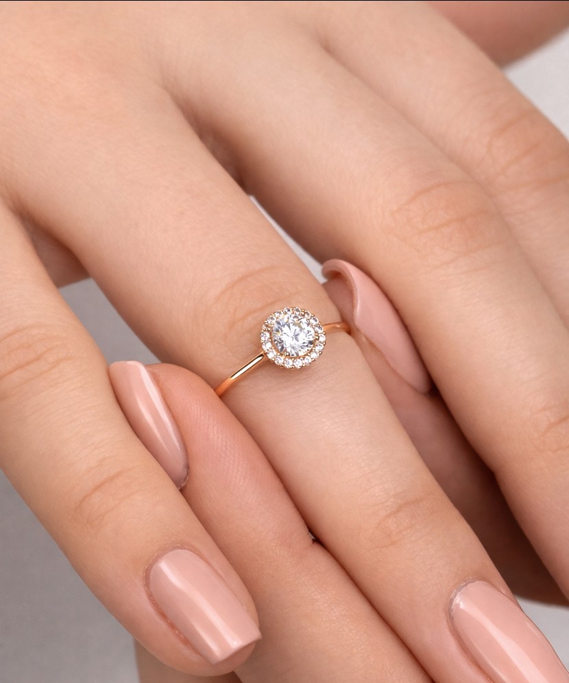 Gold ring with zircons