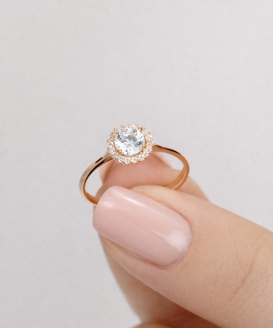 Gold ring with zircons