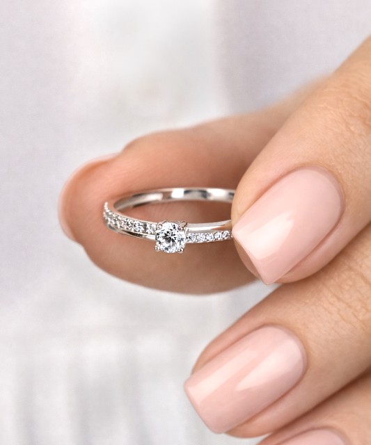 Кольцо из белого золота с цирконами