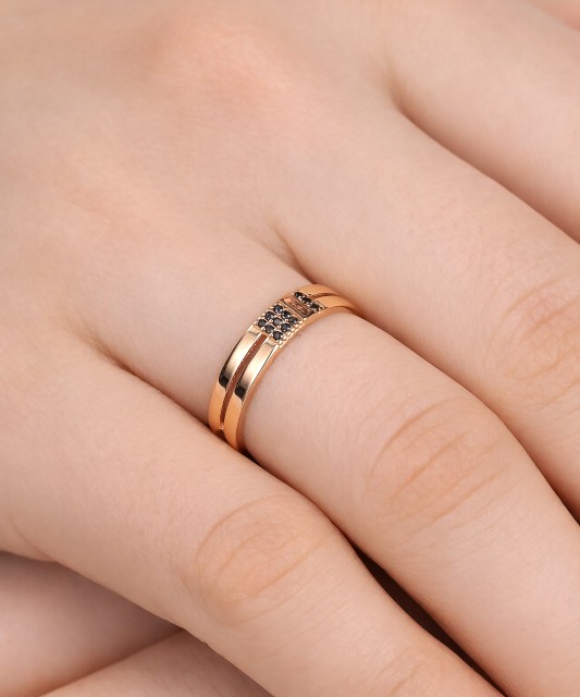 Gold ring with zircons