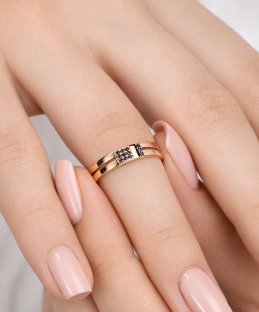 Gold ring with zircons