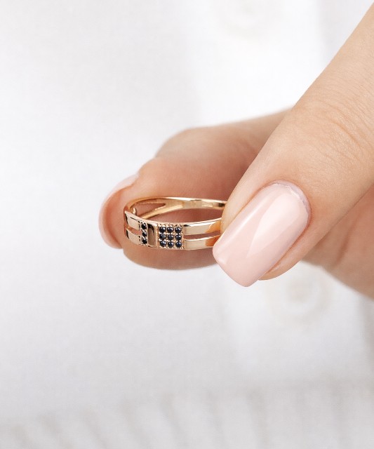 Gold ring with zircons