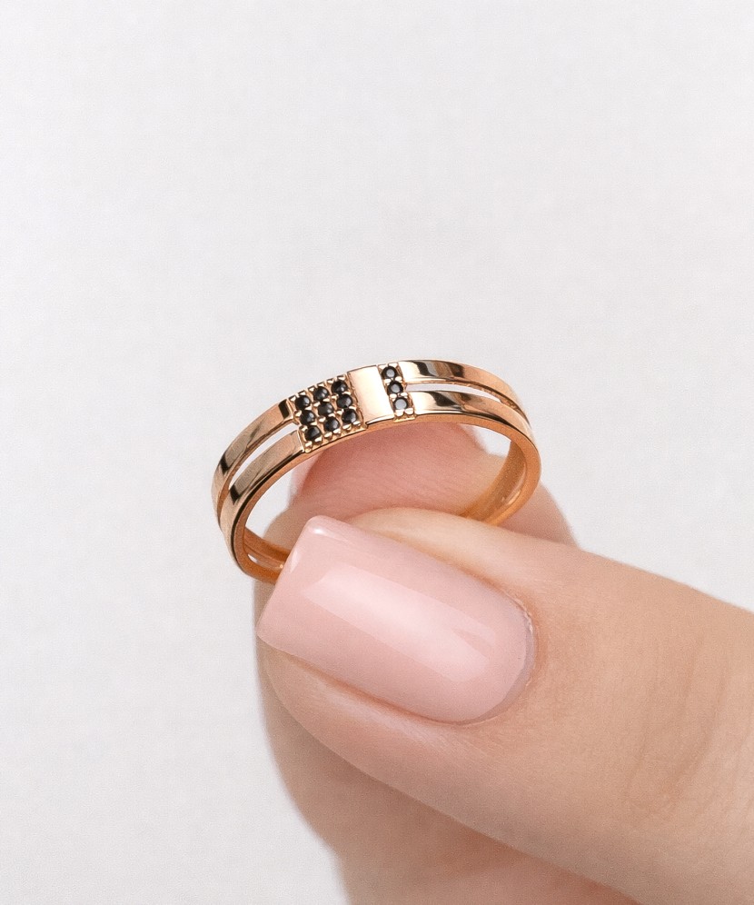 Gold ring with zircons