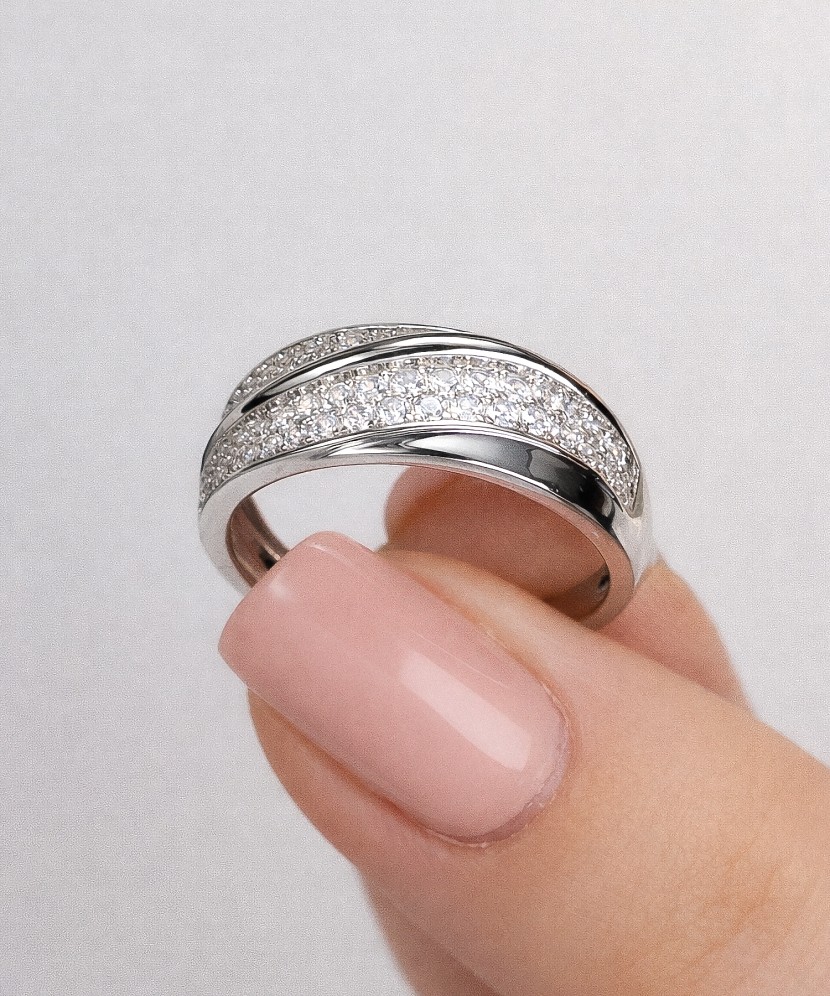 Sterling silver ring with zircons