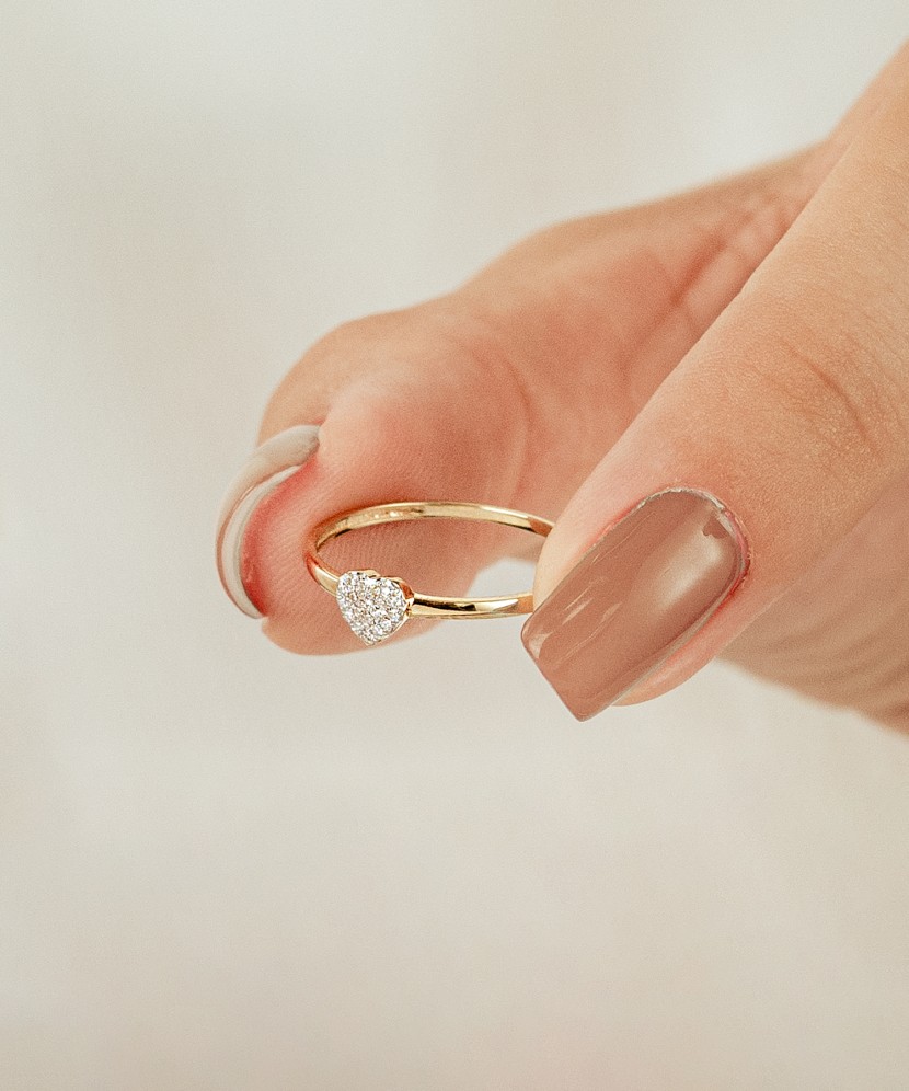 Gold ring with diamonds
