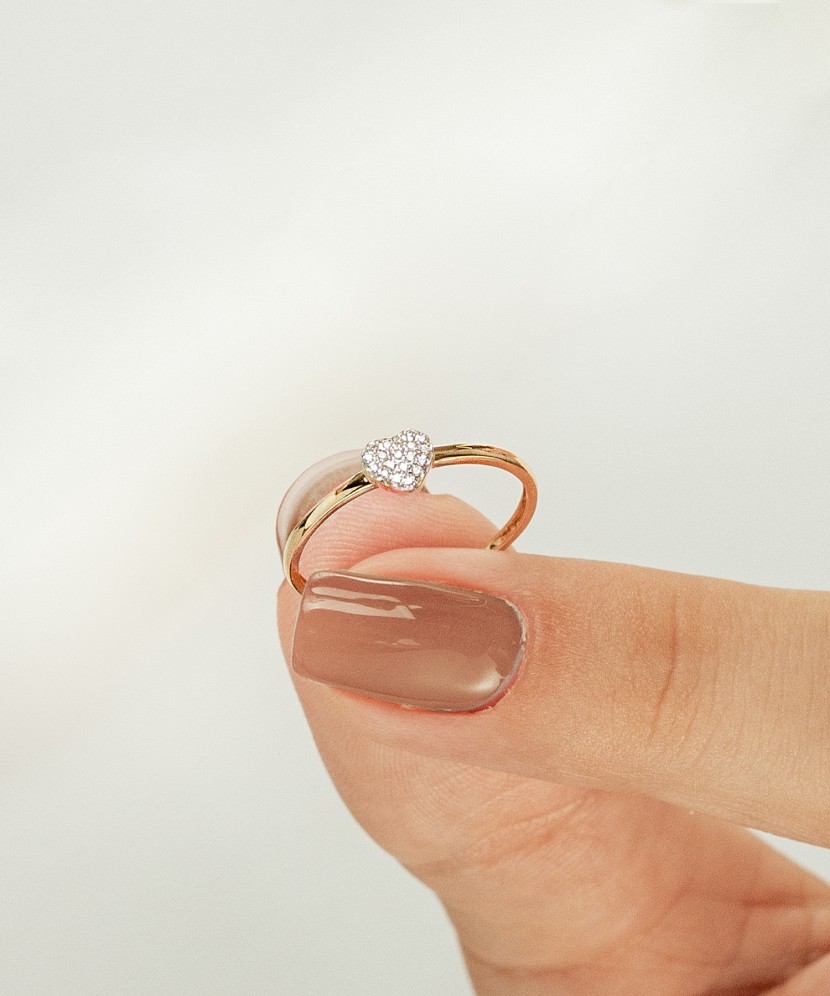 Gold ring with diamonds