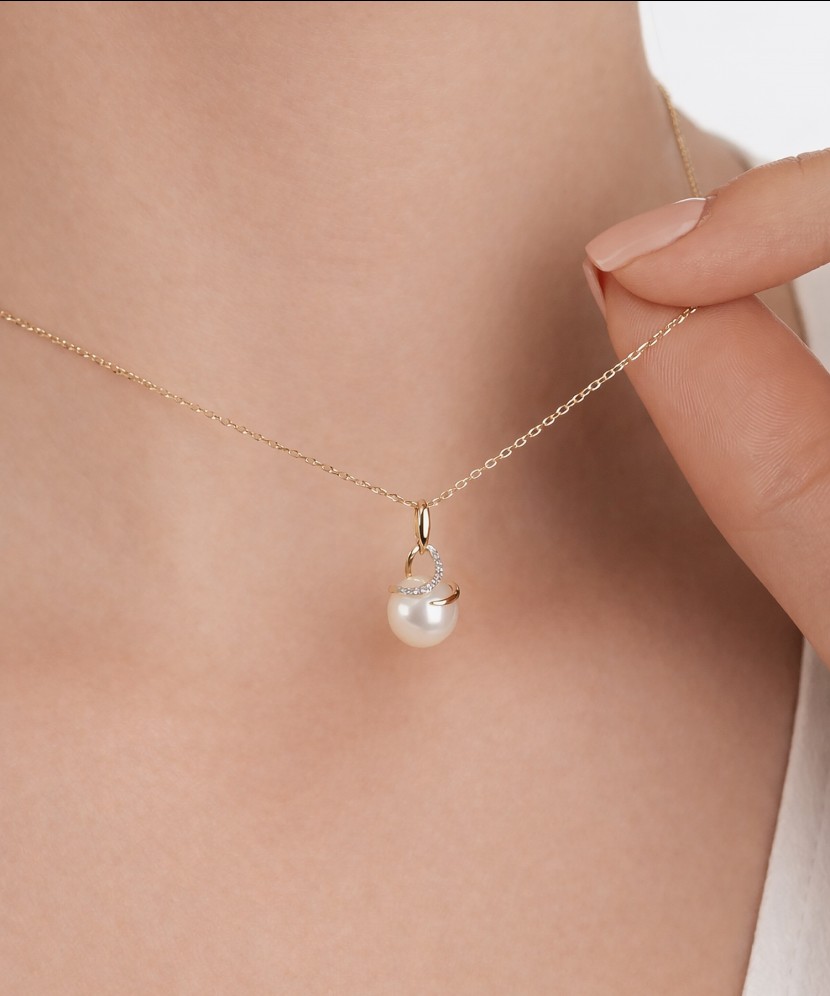 Yellow gold chain with pearl and diamond pendant