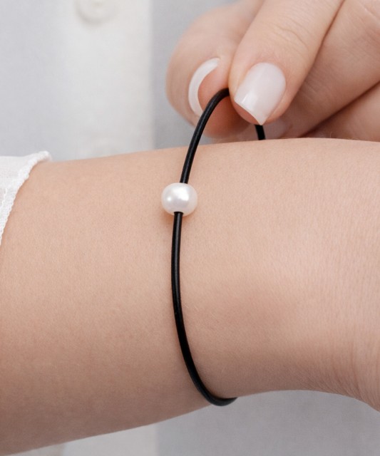 Leather bracelet with pearl