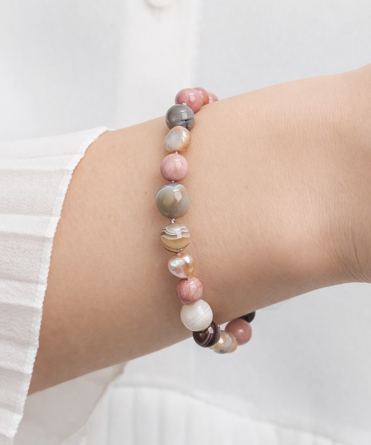 Bracelet with pearls, agate and rhodolites