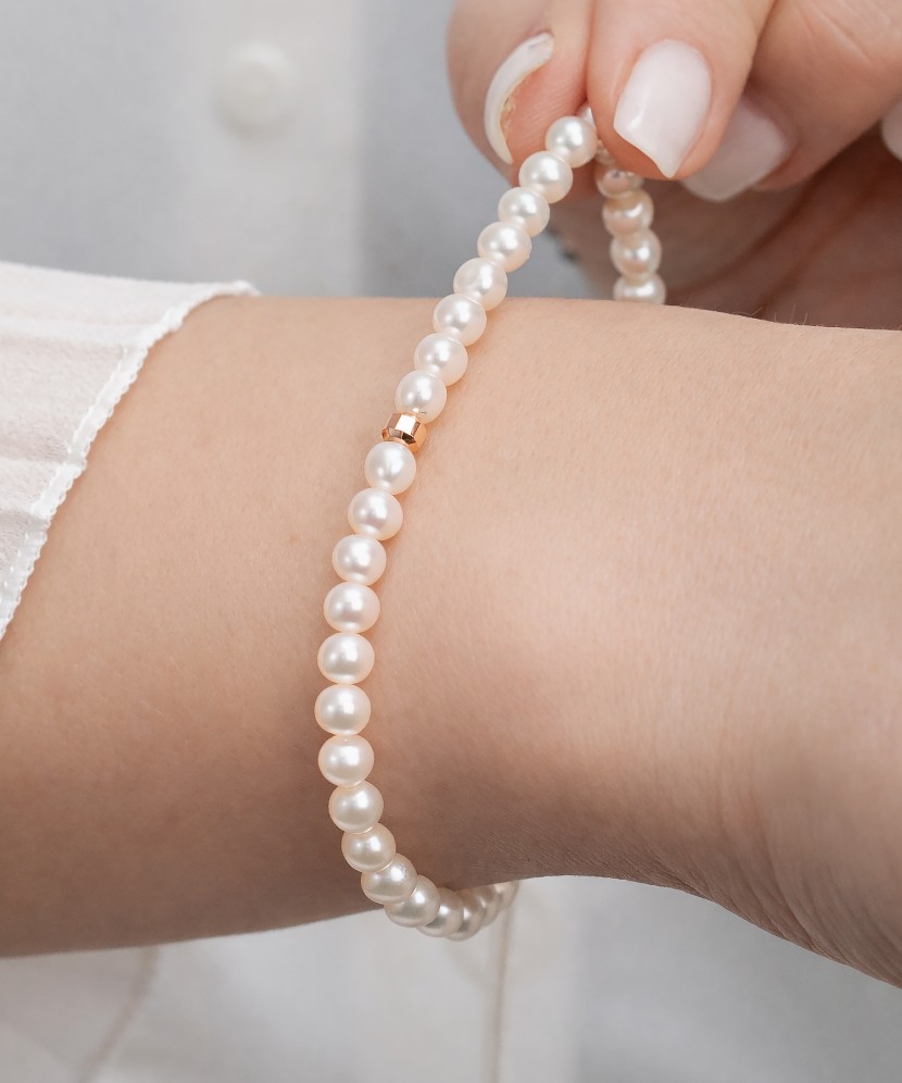 Pearl bracele twith gold