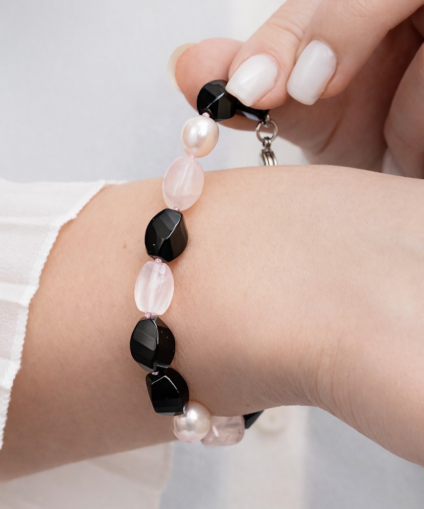 Bracelet with rose quartz, onyx and pearls