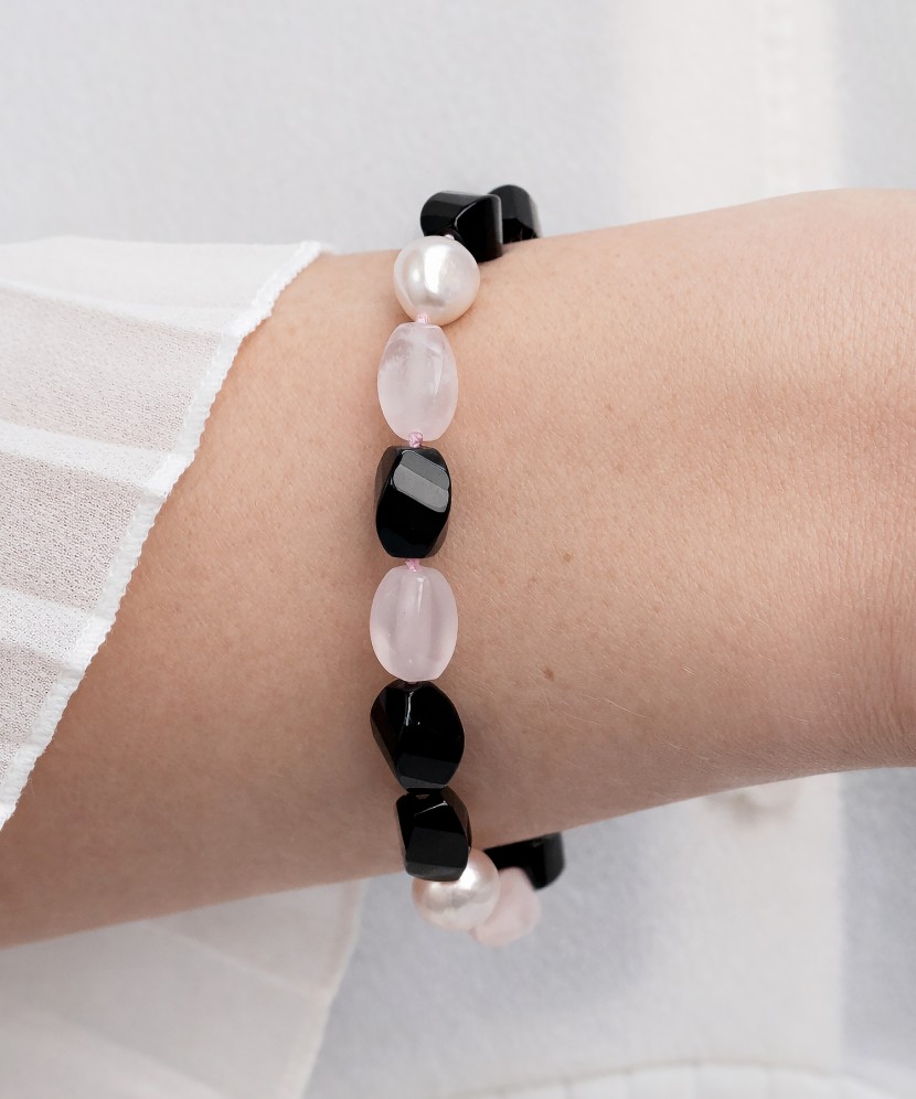 Bracelet with rose quartz, onyx and pearls