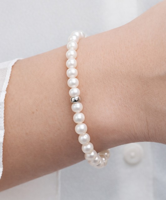 Pearl bracelet with silver