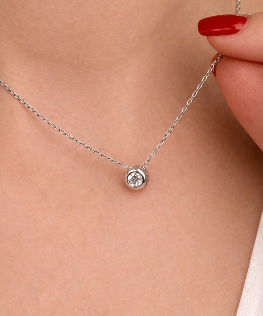 Sterling silver chain with zirconium pendant