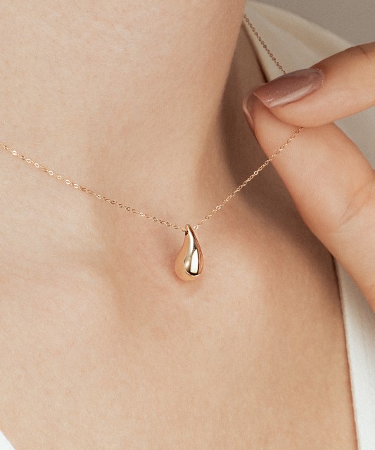 Yellow gold chain with pendant
