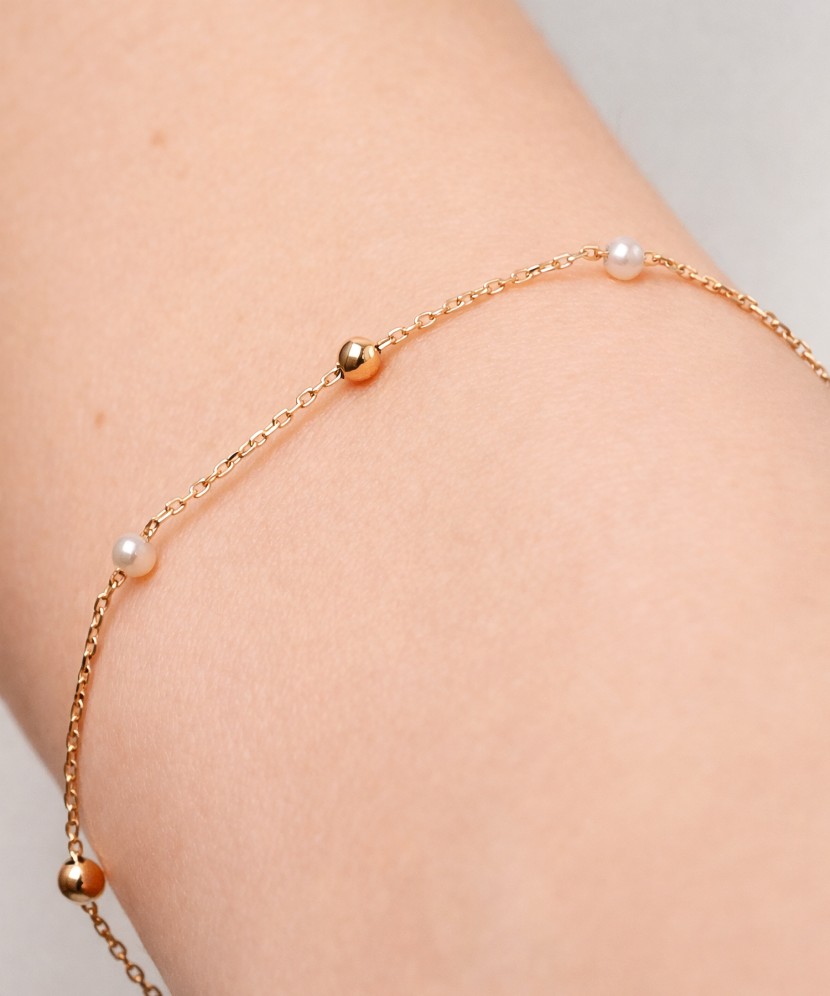 Gold bracelet with pearls