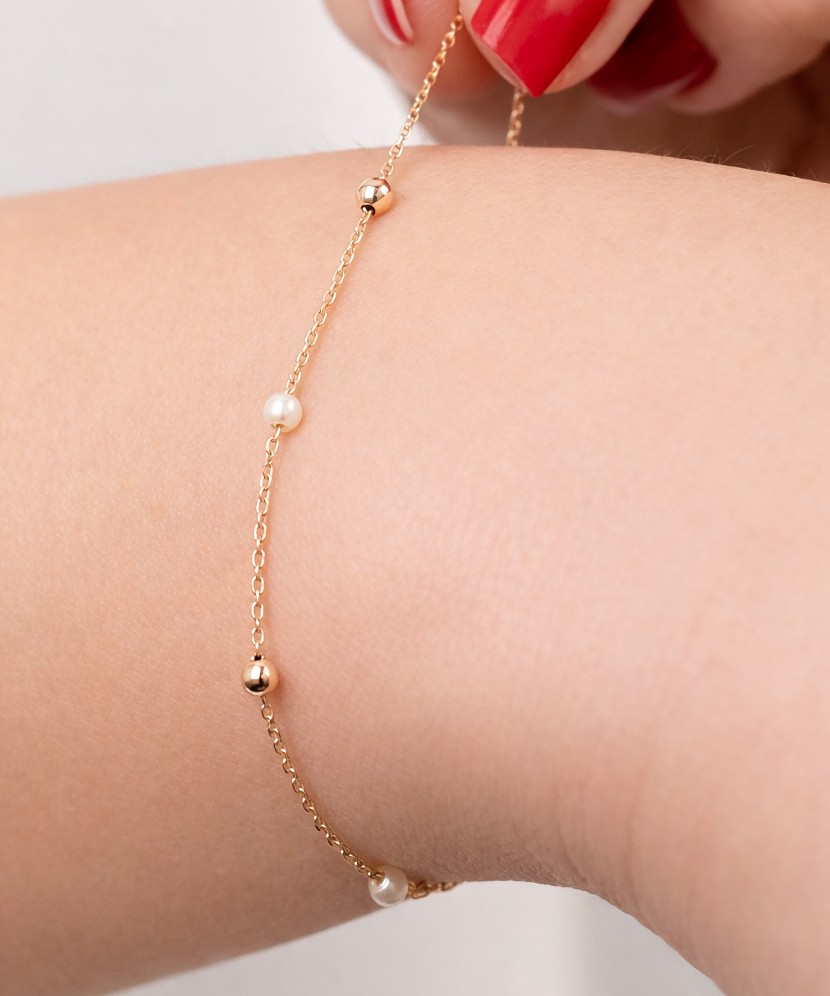 Gold bracelet with pearls